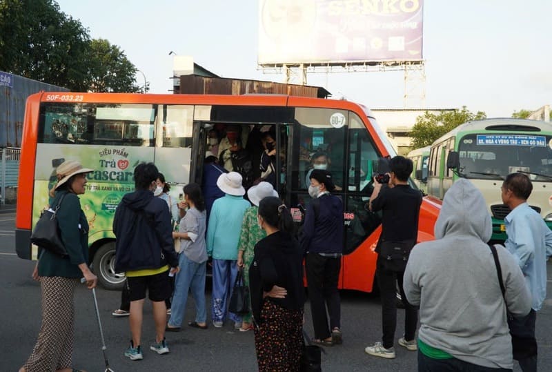 Nhu cầu trung chuyển hành khách trong những năm gần đây ngày càng tăng nhanh Nhu cầu trung chuyển hành khách trong những năm gần đây ngày càng tăng nhanh